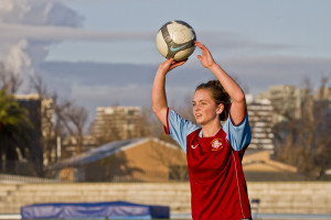 Sandringham full back Emma Gunn with a throw in. Photo: Zee Ko